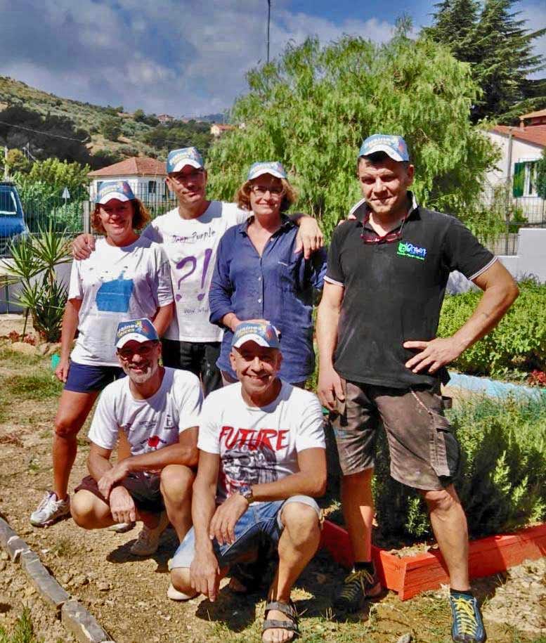Realizzazione marciapiede e tinteggiatura muro orto didattico